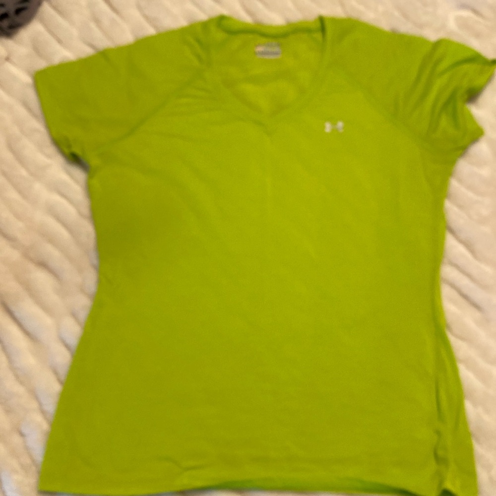 Under armor tech gear loose fit green V-neck short sleeve tee